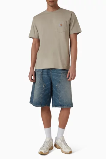 تي شيرت بشعار الماركة على الجيب قطن