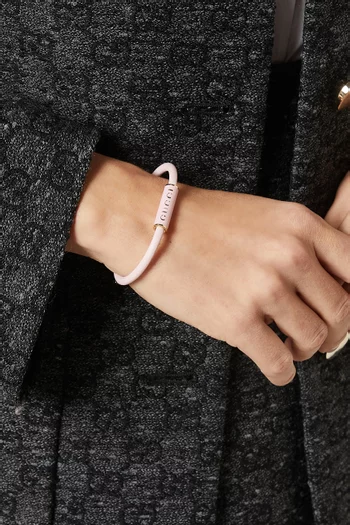 سوار بشعار الماركة مينا وجلد