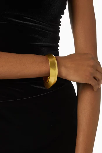 Curved Bangle in 24kt Gold-plated Brass