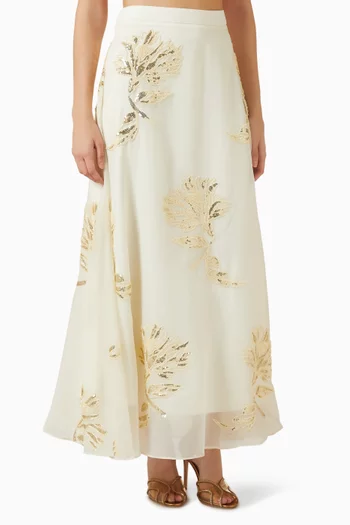 تنورة طويلة مزينة بتطريزات بأحجار الراين