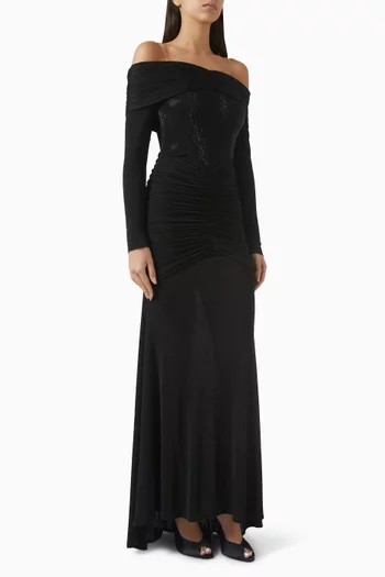 فستان طويل بأكتاف مكشوفة