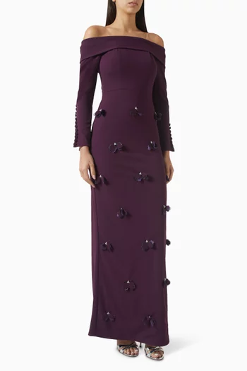 فستان طويل بأكتاف مكشوفة