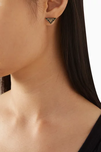 أقراط بتصميم شعار الماركة مطلية بالمينا معدن بلون ذهبي