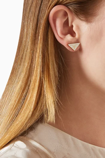 أقراط بتصميم شعار الماركة مطلية بالمينا معدن بلون ذهبي