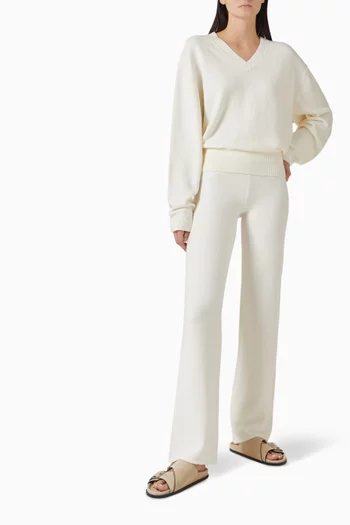 سترة منسوجة بفتحة رقبة حرف V