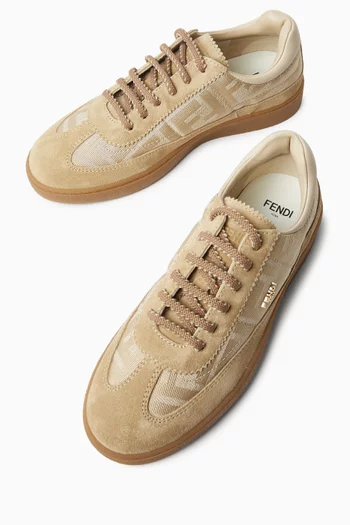 سنيكرز بأربطة وشعار الماركة