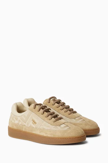 سنيكرز بأربطة وشعار الماركة