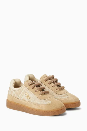 سنيكرز بأربطة وشعار الماركة