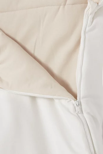 كيس نوم بطبعة سنجاب وشعار الماركة