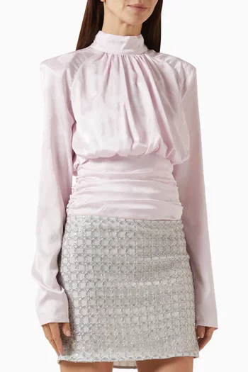 بلوزة بياقة عالية وكشكش