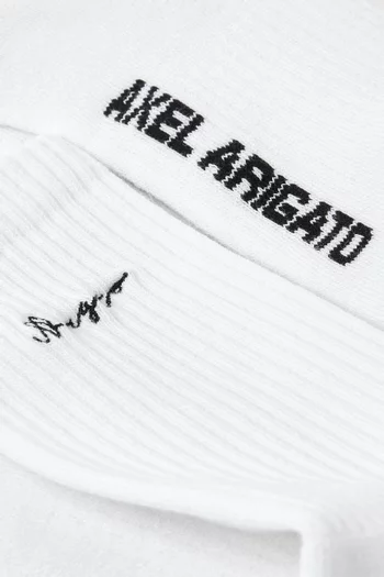 جوارب بشعار الماركة بخط يدوي ونسيج مضلع