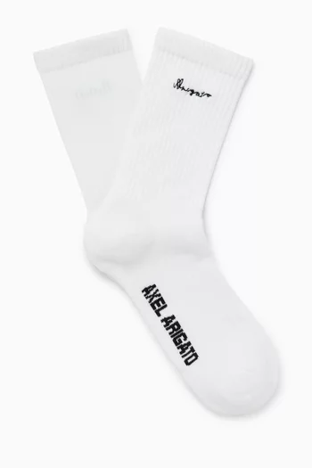 جوارب بشعار الماركة بخط يدوي ونسيج مضلع