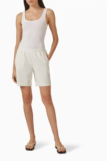 بلوزة بلا أكمام وفتحة رقبة عميقة