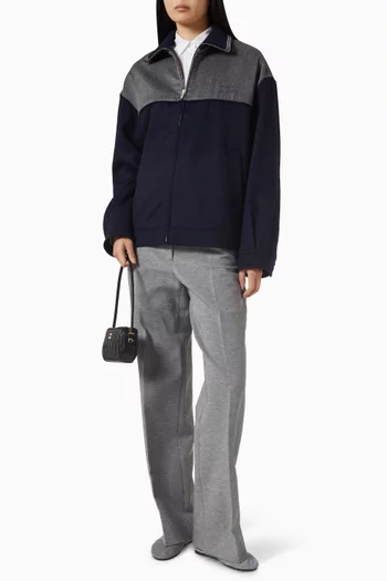 جاكيت بقصة واسعة وسحّاب مخمل