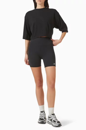 بلوزة بأكمام قصيرة وتصميم يأخذ شكل الجسم