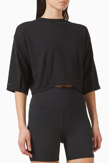 بلوزة بأكمام قصيرة وتصميم يأخذ شكل الجسم