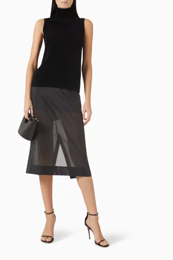 بلوزة بياقة عالية