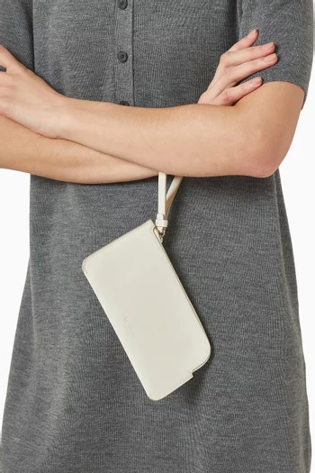 حافظة بحمالة معصم وسحّاب جلد