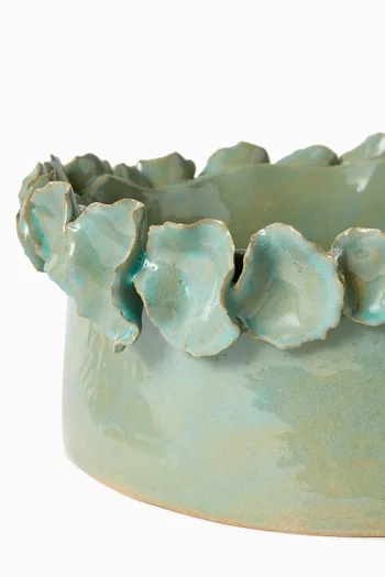 طبق صغير مزين ببتلات زهور خزف