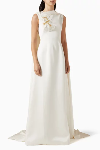 فستان طويل مزين بتطريزات