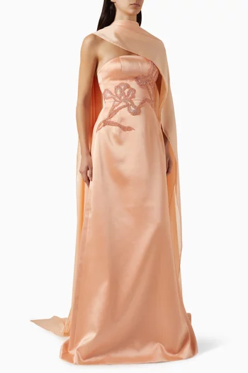 فستان طويل مزين بتطريزات