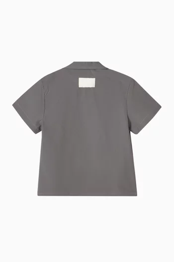 قميص بأكمام قصيرة وشعار الماركة