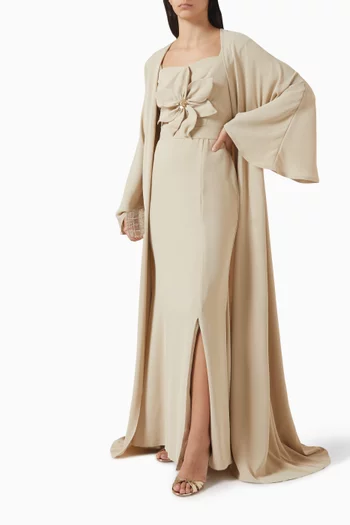 طقم قفطان وفستان مزين بزهرة بارزة