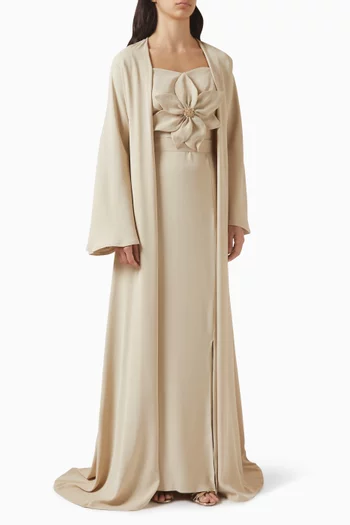 طقم قفطان وفستان مزين بزهرة بارزة