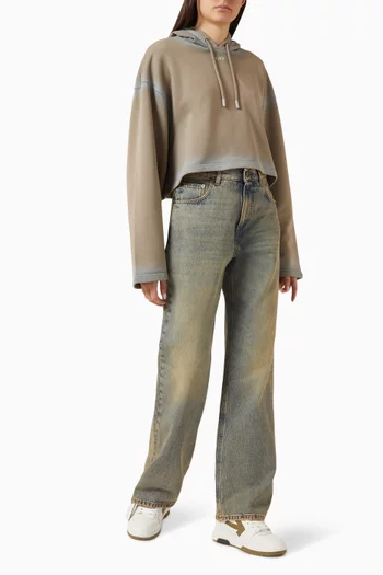 كنزة قصيرة بغطاء رأس ونقشة بالبخاخ