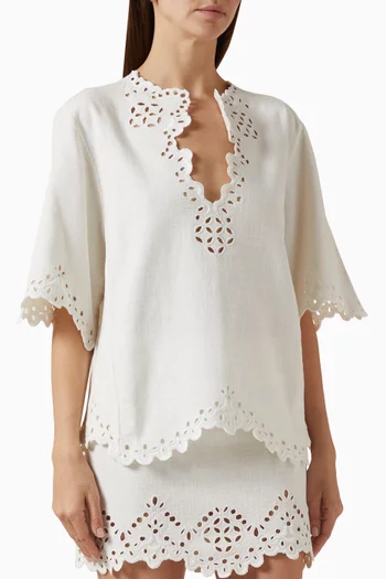 بلوزة بتفاصيل مقصوصة بالليزر