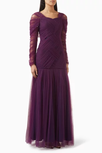 فستان طويل بكشكش وتطريزات