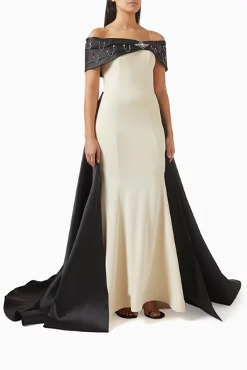 فستان طويل بأكتاف مكشوفة وتطريزات