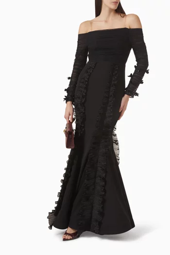 فستان بكشكش وأكتاف مكشوفة