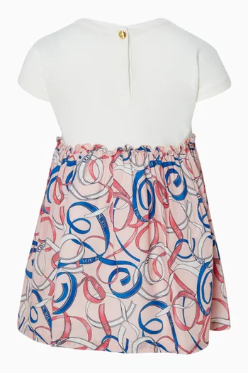 فستان بنمط تي شيرت بنقشة تجريدية وشعار الماركة