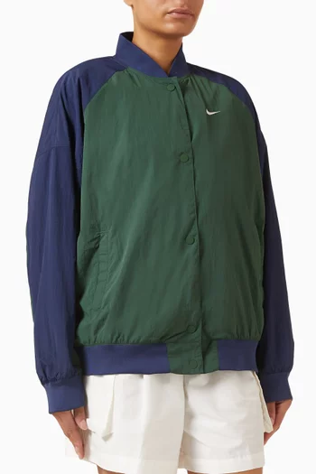 جاكيت بقصة فضفاضة وتصميم جامعي