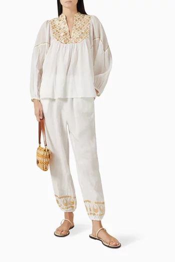 بلوزة مزينة بتطريزات