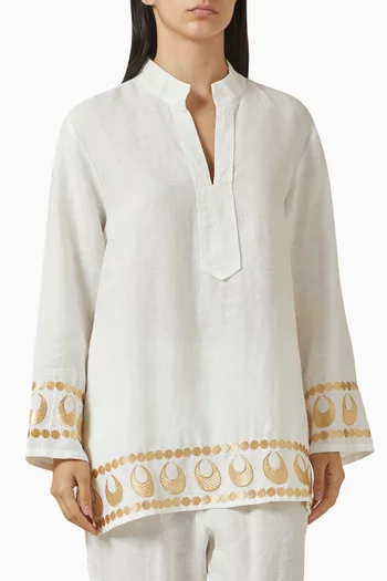 بلوزة مزينة بتطريزات