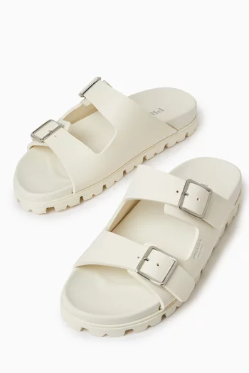 حذاء مفتوح محفور بشعار الماركة مطاط