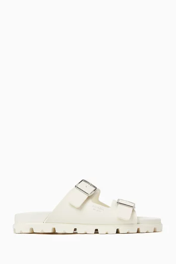 حذاء مفتوح محفور بشعار الماركة مطاط