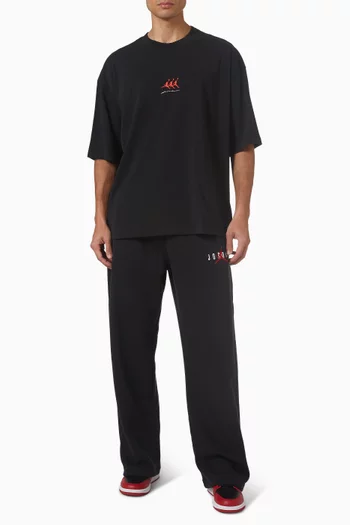 تي شيرت فلايت بقصة فضفاضة وطبعة قطن