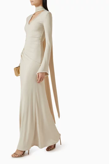 فستان بوشاح وطيّات مزين بتطريزات باللؤلؤ