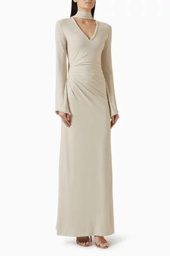 فستان بوشاح وطيّات مزين بتطريزات باللؤلؤ