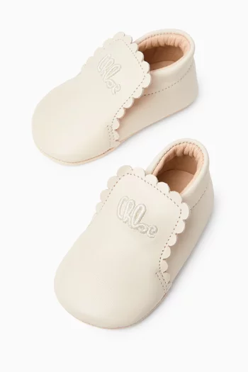 حذاء بطبعة شعار الماركة