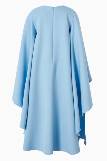 فستان طويل بقصة على شكل حرف A وتطريزات