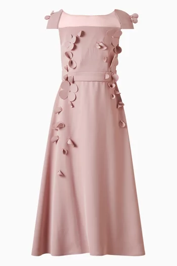 فستان طويل بقصة على شكل حرف A وتطريزات