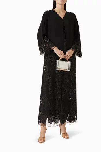 عباية بحواف دانتيل وتطريزات