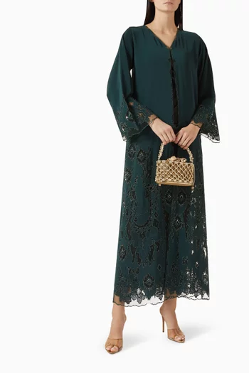 عباية بحواف دانتيل وتطريزات