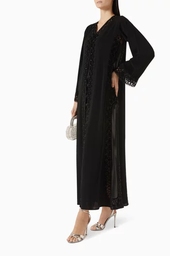 عباية بحواف دانتيل وتطريزات