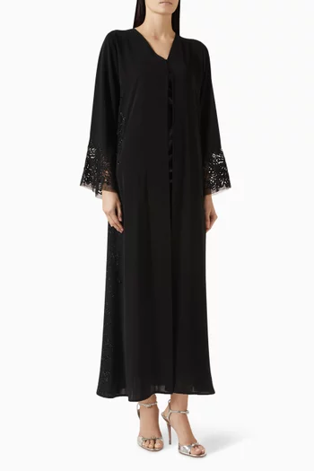 عباية بحواف دانتيل وتطريزات