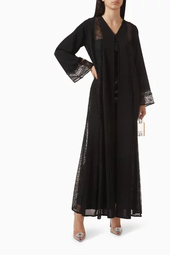 عباية بحواف دانتيل وتطريزات